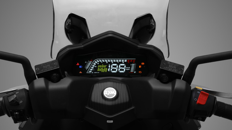 Έγχρωμη LCD οθόνη με πλούσιες πληροφορίες και όμορφα γραφικά.