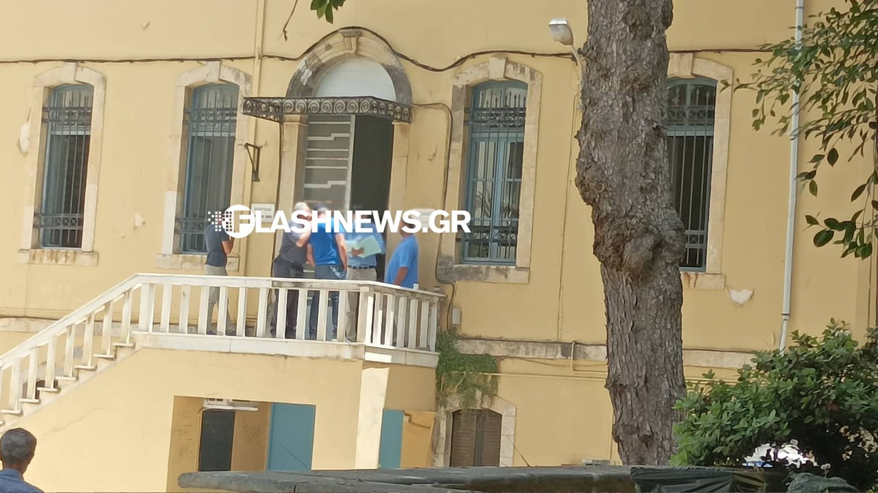 Η στιγμή που ο φερόμενος ως δράστης των βιασμών οδηγείται στον ανακριτή