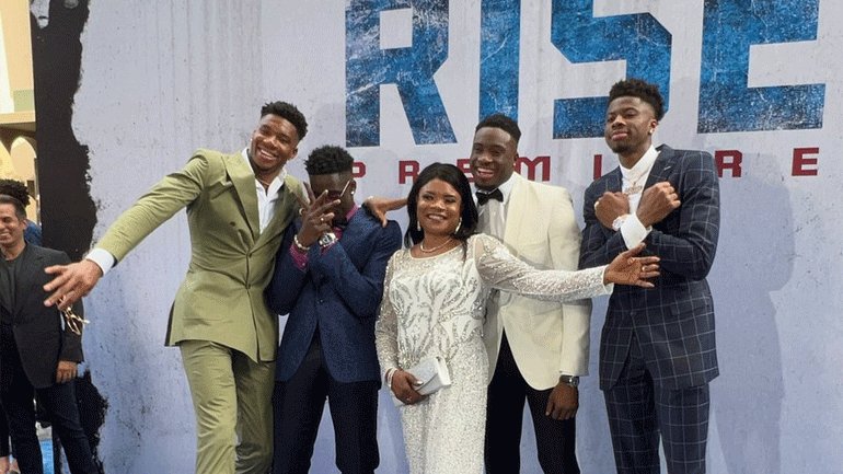 ΝΒΑ: Λάμψη Αντετοκούνμπο και στο Χόλιγουντ στην πρεμιέρα της τανίας «Rise»