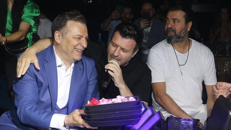 Σπάνια νυχτερινή έξοδος για τον Γιάννη Πλούταρχο