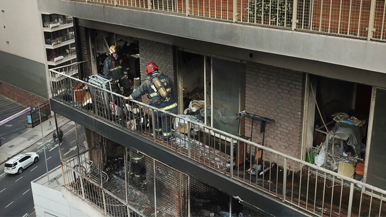 Πέντε νεκροί και 35 τραυματίες από πυρκαγιά σε πολυκατοικία στο Μπουένος Άιρες