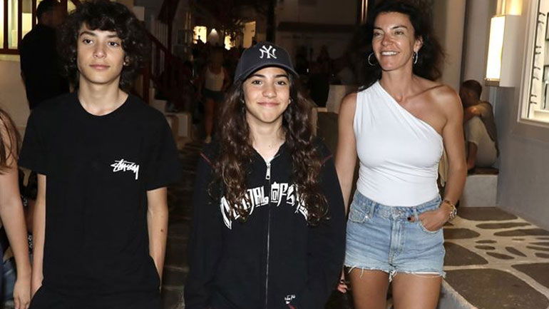 Μαρίνα Βερνίκου: Βόλτα στα στενά της Μυκόνου μαζί με τα παιδιά της