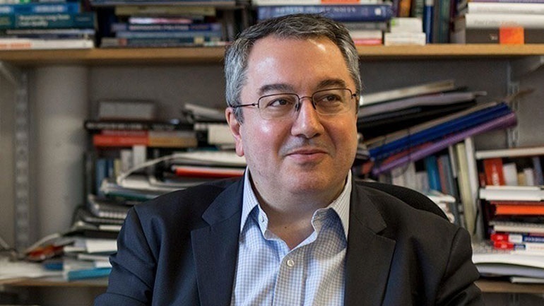 Μόσιαλος: Διαφωνεί για την 4η δόση – «Δεν είναι τεκμηριωμένη επιστημονικά η εισήγηση της Επιτροπής»