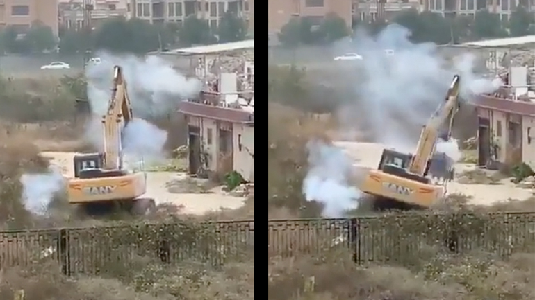 Εκσκαφέας vs πυροτεχνήματα