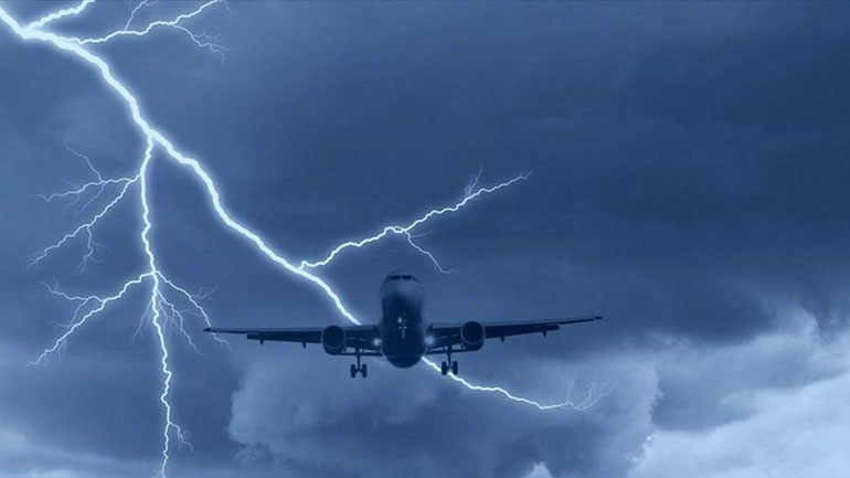 Θρίλερ σε πτήση όπου επέβαινε ο Κώστας Καραμανλής – Κεραυνός χτύπησε το αεροπλάνο