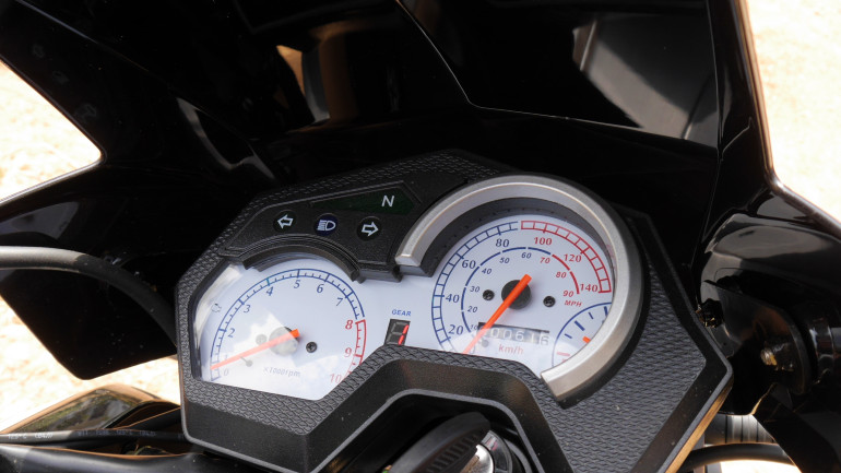 Old-School αναλογικά όργανα με τις απαραίτητες ενδείξεις.