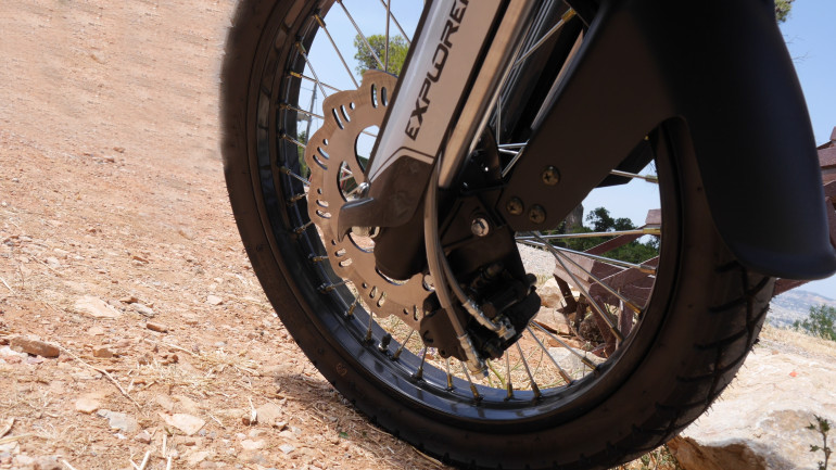 Καλή αίσθηση από τα φρένα με έμφαση στην προοδευτικότητα.