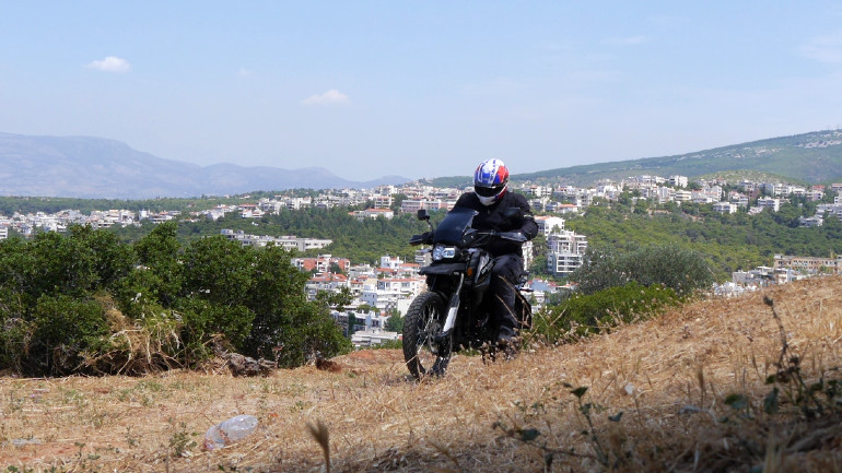 Πολύ εύκολα θα διασχίσει χωμάτινους δρόμους και μονοπάτια, χαλαρώνοντας και διασκεδάζοντας τον αναβάτη