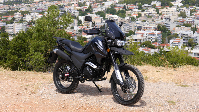 Μεγάλο μέγεθος για μοτοσικλέτα 125cc, θα φιλοξενήσει εύκολα μεγάλο εύρος αναβατών.