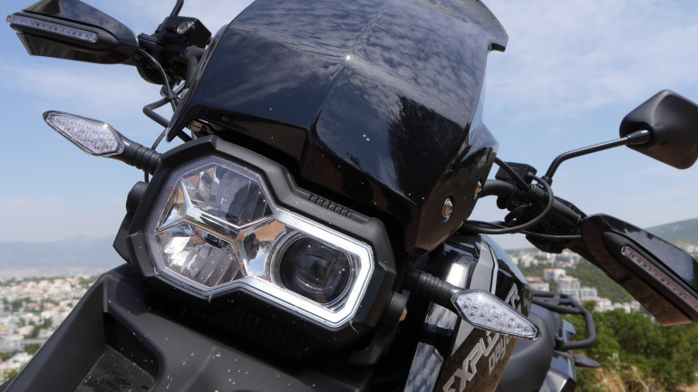 LED προβολέας με ξεχωριστή DRL «υπογραφή».