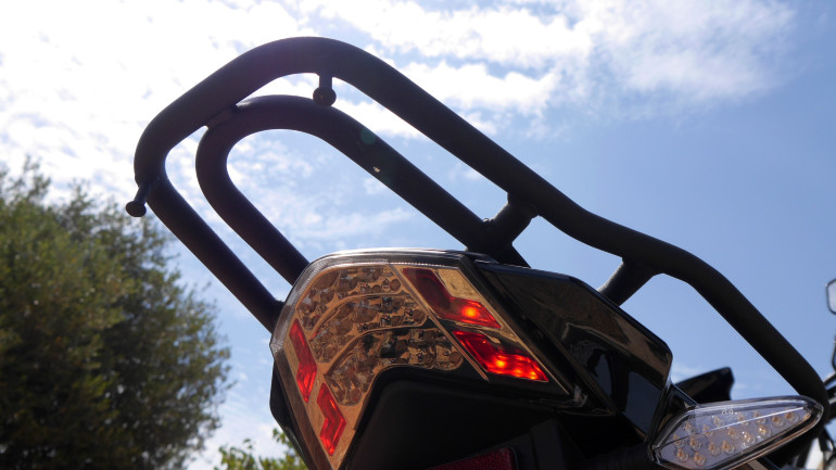 LED τεχνολογίας και το πίσω φωτιστικό σώμα με μια ανθεκτική σχάρα.