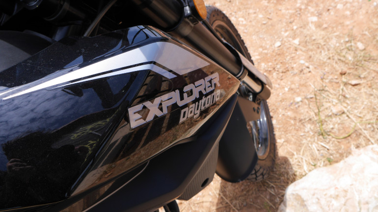 Είναι διαθέσιμο μόνο στον μαύρο χρωματισμό.