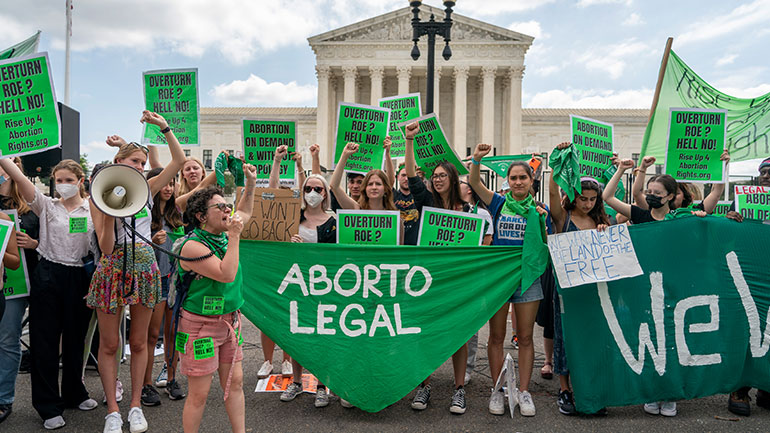 Σφοδρές αντιδράσεις Μπάιντεν, Πελόζι, Ομπάμα για την απόφαση του Ανωτάτου Δικαστηρίου για τις αμβλώσεις