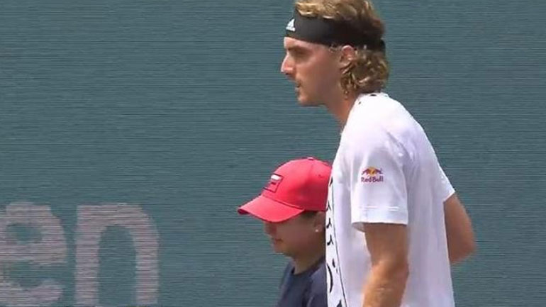 Ο Τσιτσιπάς παρηγόρησε ball kid που χτύπησε άθελά του ο Μπόνζι