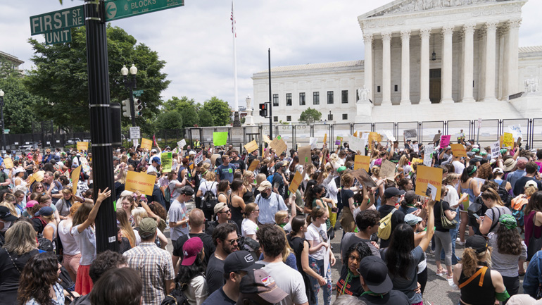 Οι ελληνικές αντιδράσεις για τις αμβλώσεις στις ΗΠΑ