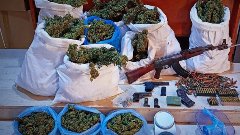 Συνελήφθησαν δύο κτηνοτρόφοι με 15 κιλά χασίς, ένα καλάσνικοφ και δύο πιστόλια