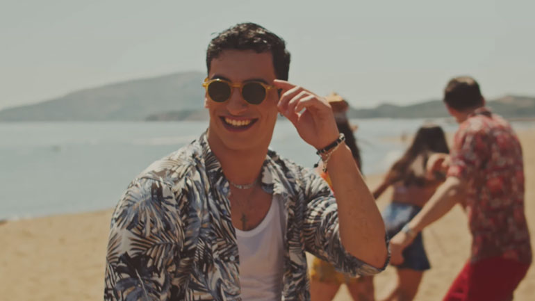 Σπύρος Καίσαρης: Ερμηνεύει το πιο αισιόδοξο τραγούδι του φετινού καλοκαιριού!