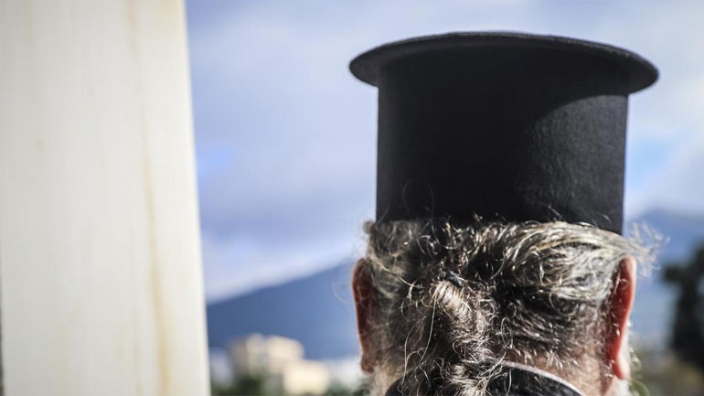 Πήλιο: Ιερέας ξυλοφόρτωσε την παπαδιά και έκανε «γυαλιά-καρφιά» το σπίτι