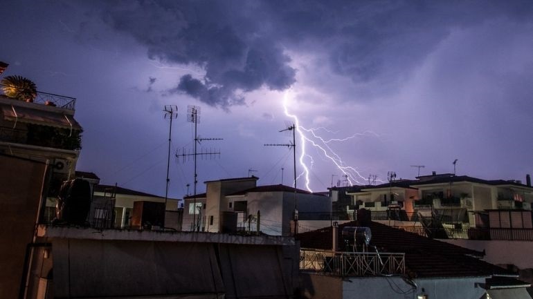 Καιρός: Ισχυρή καταιγίδα στην Αττική – Πού αναμένονται βροχές την Κυριακή