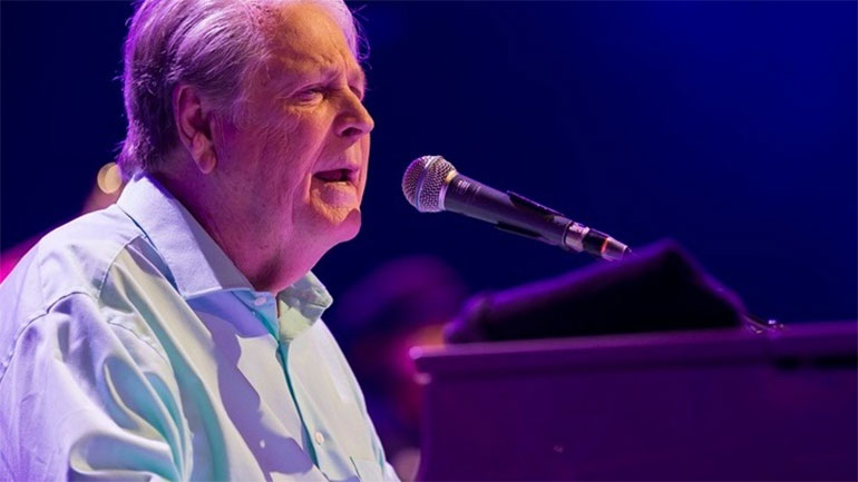 Ο Μπράιαν Γουίλσον έλαβε ευχές για τα 80ά γενέθλιά του από τους Έλτον Τζον και Μπομπ Ντίλαν