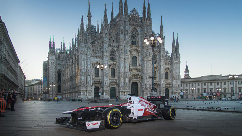 Οι βόλτες με το μονοθέσιο της Alfa Romeo F1 Team ORLEN στους κεντρικούς δρόμους στο Μιλάνο