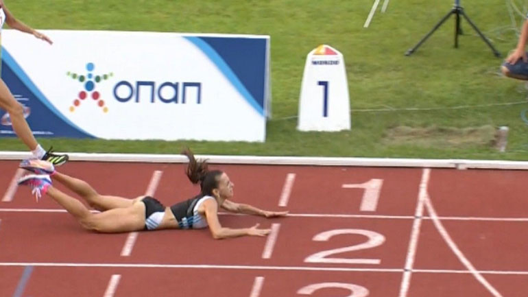 Πανελλήνιο πρωτάθλημα στίβου: Άτυχη η Μαρινάκου, έπεσε στον τερματισμό των 1500μ. και έχασε την 1η θέση!