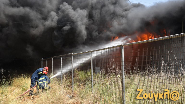 Υπό έλεγχο η πυρκαγιά σε εργοστάσιο στο Μενίδι