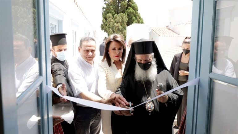 Σπέτσες: Εγκαινιάστηκε η Ιστορική Βιβλιοθήκη στον ναό του Αγίου Νικολάου