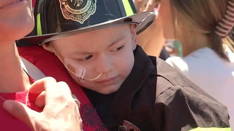 Αγγλία: 4χρονο αγοράκι με καρκίνο έγινε πυροσβέστης για μία μέρα