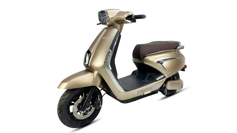 Η σέλα είναι επίπεδη, φαρδιά και άνετη ενώ το επίπεδο πάτωμα έχει άφθονο χώρο για μεταφορά αντικειμένων.