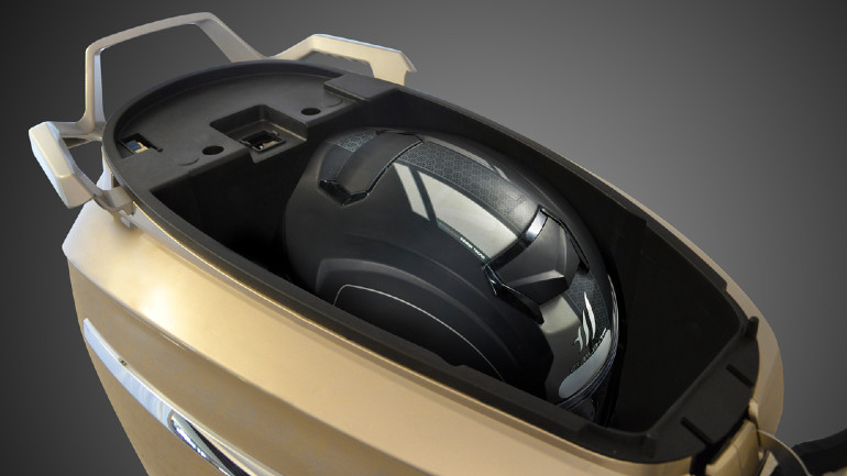 Μεγάλος χώρος αποθήκευσης για ένα full face κράνος.