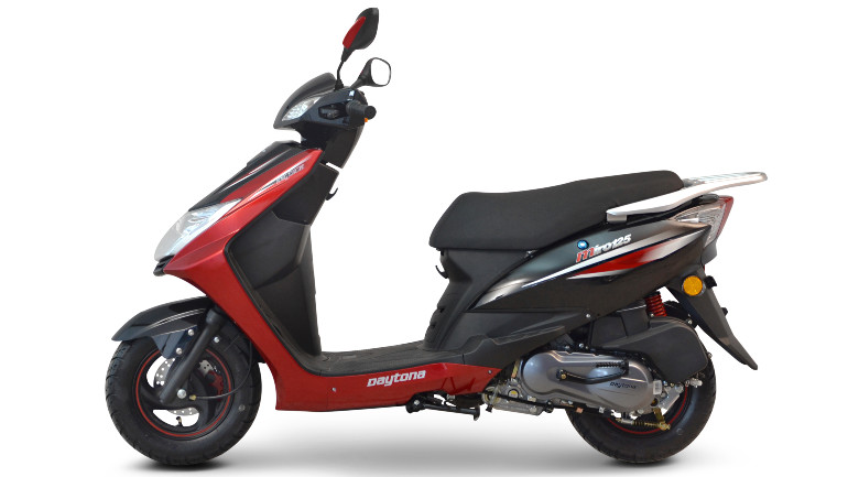 Επίπεδο πάτωμα με χρήσιμους γάντζους μπροστά και πίσω από τα πόδια του αναβάτη.