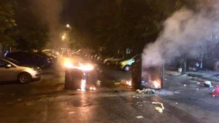Γενικευμένα επεισόδια στα Εξάρχεια – Κάηκαν δύο αυτοκίνητα