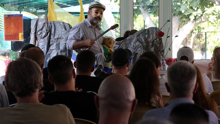 Παιδικές φωνές και κουκλοθέατρο στις φυλακές Κορυδαλλού