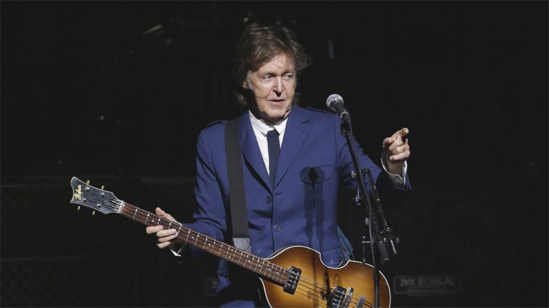 Πολ ΜακΚάρτνεϊ: Μάγεψε στο φεστιβάλ του Γκλάστονμπερι – Στη σκηνή μαζί του ο Μπρους Σπρίνγκστιν και ο Ντέιβ Γκρολ των Foo Fighters