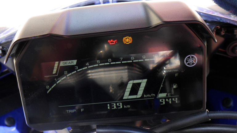 LCD ψηφιακή οθόνη με τις απαραίτητες πληροφορίες.