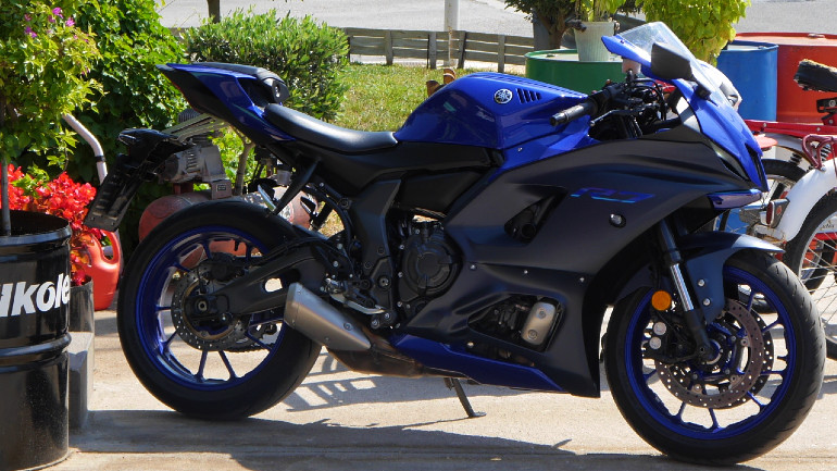 Είναι διαθέσιμο σε μπλε και μαύρο χρωματισμό.