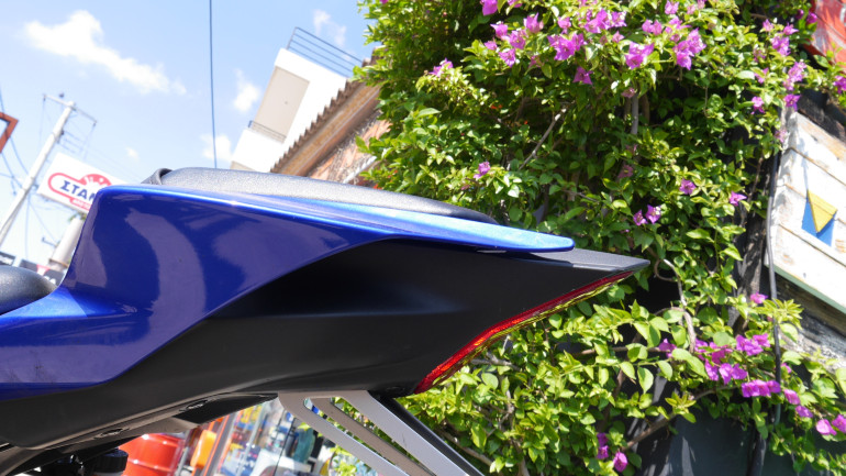 Ουρά εμπνευσμένη από το κορυφαίο R1.