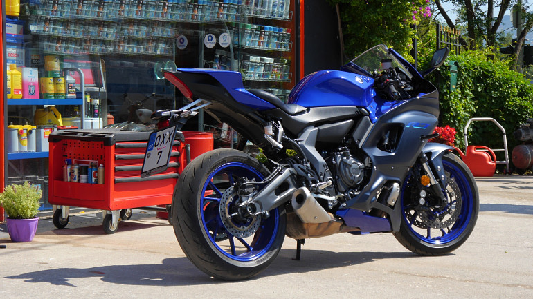 Η εξάτμιση βγαίνει χαμηλά κάτω από το ψαλίδι.