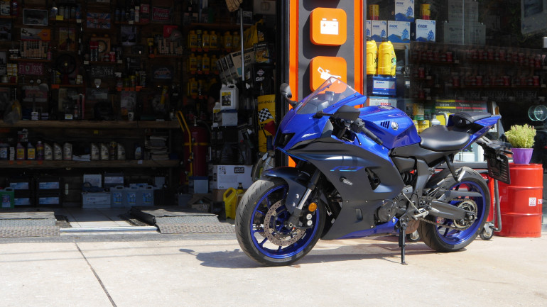 Δεν μπορείς να το μπερδέψεις με κάτι άλλο εκτός από την οικογένεια R της Yamaha.