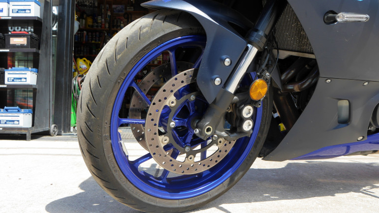 Δυνατά φρένα με ακτινική τρόμπα της Brembo.