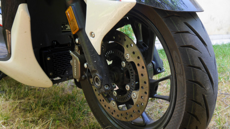 Δυνατά και αποτελεσματικά φρένα.