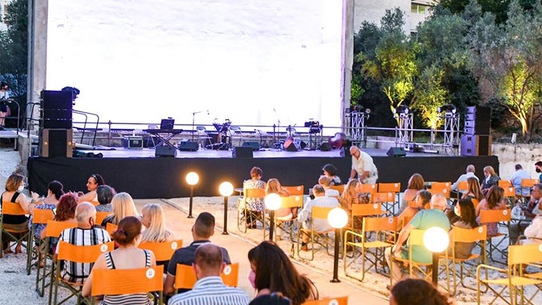 Πατήσια: Τριάντα μία ταινίες και ένα αφιέρωμα στον Βαγγέλη Παπαθανασίου, στον ιστορικό θερινό κινηματογράφο «ΑΒ»