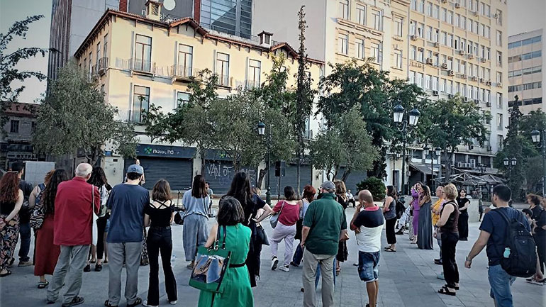 «Passport»: Συγκινητική πρεμιέρα για την παράσταση του Μάνου Καρατζογιάννη στην πλατεία Κοτζιά