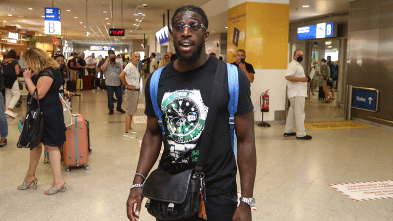 Ολυμπιακός: Στην Αθήνα ο Αμπουμπακάρ Καμαρά για να ολοκληρώσει τη μεταγραφή του στους Πειραιώτες