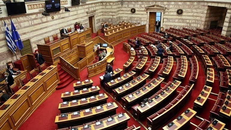 Βουλή: Υπερψηφίστηκε η τροπολογία για την επιχορήγηση του έντυπου τύπου
