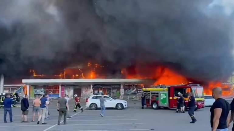 Ουκρανία: Στους 18 οι νεκροί από το ρωσικό πλήγμα σε εμπορικό κέντρο