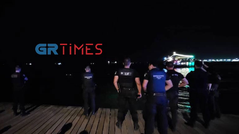 Θεσσαλονίκη: Επιχείρηση διάσωσης 59χρονης που έπεσε στον Θερμαϊκό