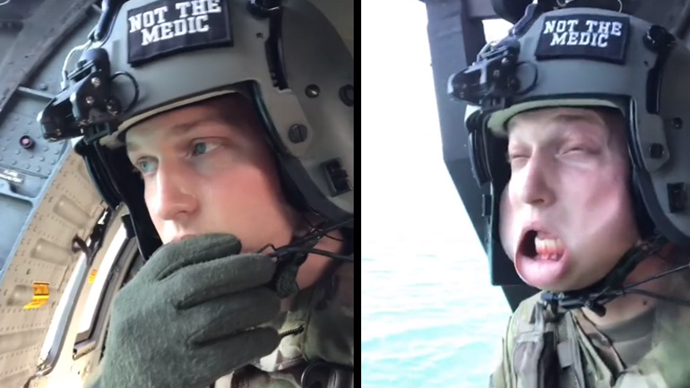 Στρατιώτης βγάζει το κεφάλι του από ένα ελικόπτερο που πετά με 200 χλμ./ώρα