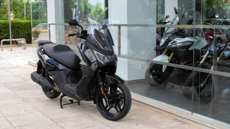 Ο μαύρος χρωματισμός του χαρίζει πολυτέλεια και διακριτικότητα.